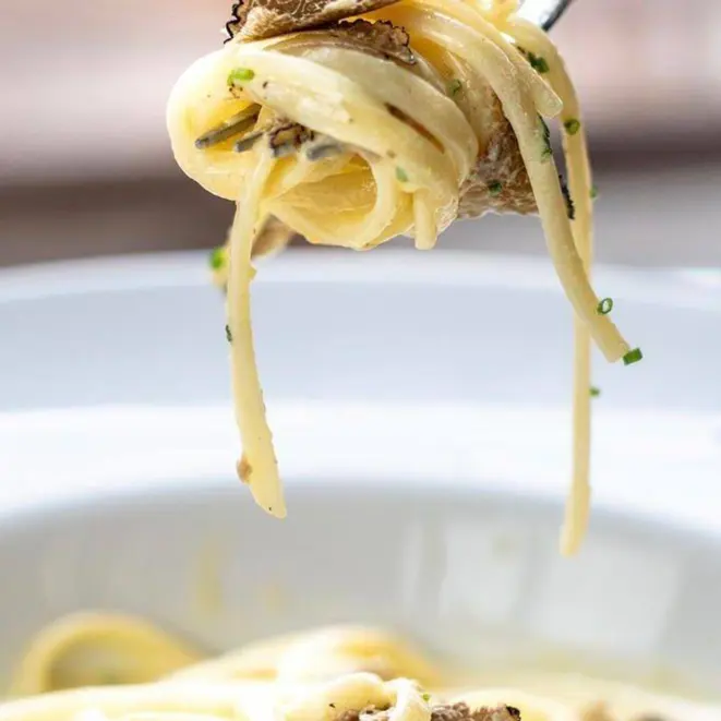 Linguini al tartufaio, um dos pratos favoritos do cardápio da Tartuferia San Paolo para combinar com as trufas.