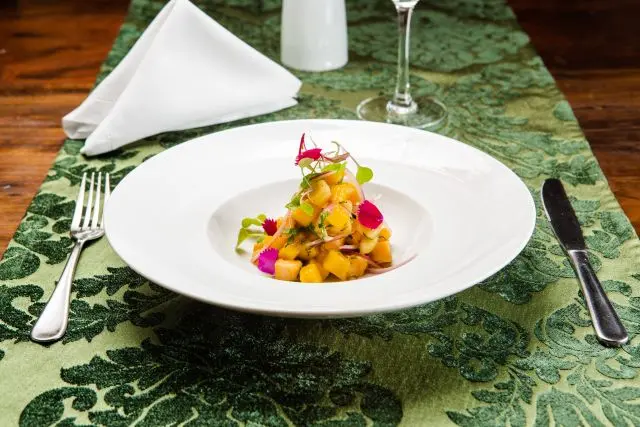 Ceviche de banana e manga do Armazém Santo Antonio. Foto: Michel Willian / Gazeta do Povo