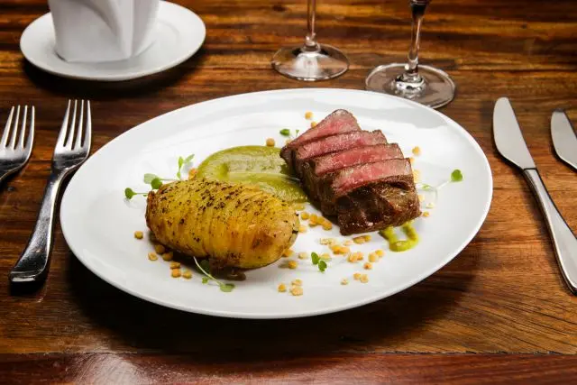 Prato principal com bife ancho no Vindouro. Foto: Michel Willian / Gazeta do Povo