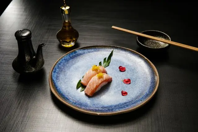 Niguiri de salmão trufado, NUU Nikkei. Foto: Michel Willian / Gazeta do Povo