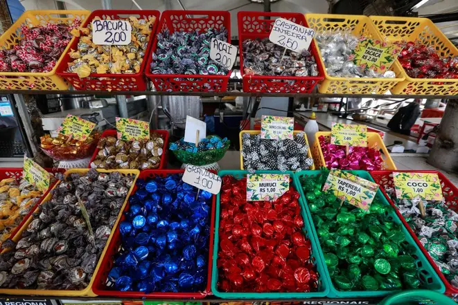 No Ver-o-Peso, os bombons custam R$ 1. A maior parte das bombonzeiras usa chocolate industrializado, com gordura hidrogenada, para cobrir seus doces. Foto: Carlos Borges/Divulgação