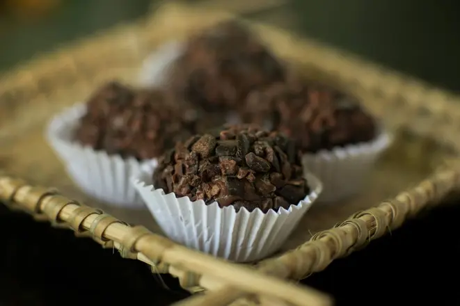 Brigadeiro de chocolate do Filha do Combu, marca de Dona Nena. No lugar dos confeitos, nibs de cacau. Foto: Carlos Borges/Divulgação