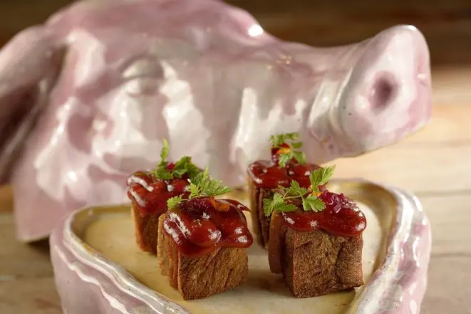 O torresmo de pancetta com goiabada é um dos destaques do menu degustação do restaurante paulista. O valor por pessoa é R$ 125. Foto: Mauro Holanda / Divulgação
