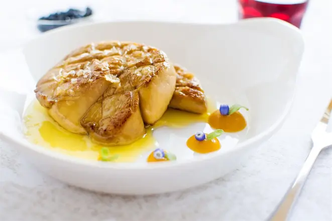Apesar de ser uma iguaria clássica da culinária francesa, o foie gras passou a ser questionado por defensores dos direitos dos animais. Foto: Bigstock.