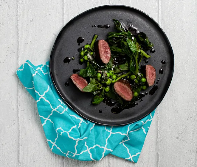 Danilo Takigawa, do Bobardí, criou o<br>prato que leva cordeiro com demiglace<br>infusionada no cupuaçu. Foto: Alexandre Mazzo/ Gazeta do Povo.