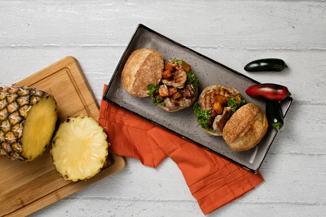 Sanduíche de porco com compota de<br>abacaxi, da chef Kika Marder, do Sel et<br>Sucre – para a foto, preparado pelo souschef da casa, Jean Vriesman. Foto: Alexandre Mazzo/ Gazeta do Povo.