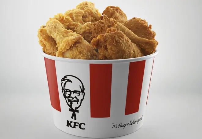 O balde de frango frito é o carro-chefe da rede, servido em três tamanhos a partir de R$ 27. Foto: divulgação.