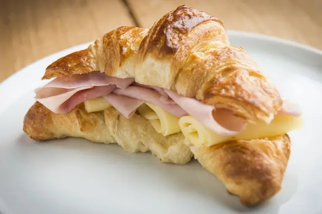 O sanduíche salgado Cresciente tem recheio de cream cheese, muçarela e presunto. Foto: Letícia Akemi/Gazeta do Povo.