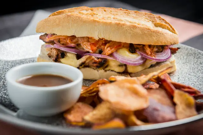 Supernova Sandwich, sanduíche de mignon suíno com cebola roxa e molho de tamarindo do Cosmo Gastrobar. Foto: Letícia Akemi / Gazeta do Povo
