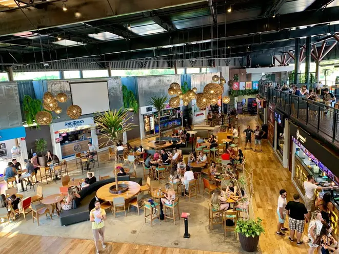 Transmissão de eventos e promoções no happy hour estão entre as estratégias da Souq para atrair o público. Foto: Guilherme Grandi/Gazeta do Povo.