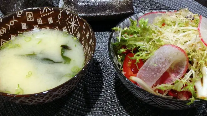 Missoshiro e Salada Crisp, abrindo qualquer refeição do Hai Low.