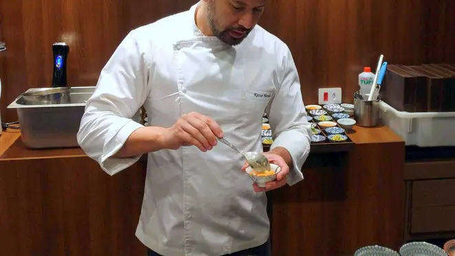 Chef 5 Estrelas Kazuo Harada em ação, montando o Bentô do novo Hai Low.