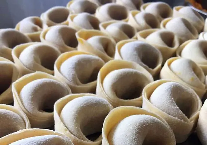 Entre as massas vendidas estão opções recheadas com preparos de carne de porco. Foto: divulgação.