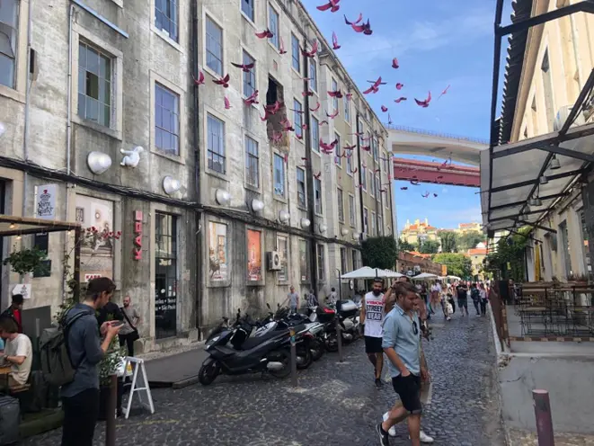 Antiga fábrica de Lisboa hoje dá vida a centro criativo com dezenas de opções gastronômicas e comerciais. Foto: Anderson Hartmann/Gazeta do Povo.