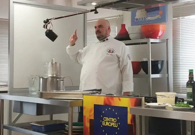 Bruno Stippe, chef e mestre em cozinha italiana, durante aula no Centro Europeu. Foto: Marina Mori / Gazeta do Povo