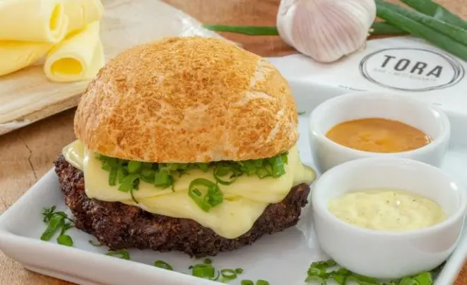 Cada um dos 55 bares de Curitiba tem uma opção diferente de pão com bolinho. Este é<br> o do Tora Bar: bolinho de carne e bacon moído, queijo muçarela e cebolinha verde picada, servido no pão francês. Foto: Divulgação