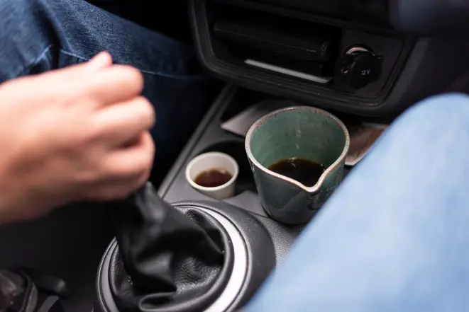 O café é mantido em uma cerâmica, no console do carro, e a cada nova corrida, Caio passa um novo café. Foto: Fernando Zequinão/Gazeta do Povo