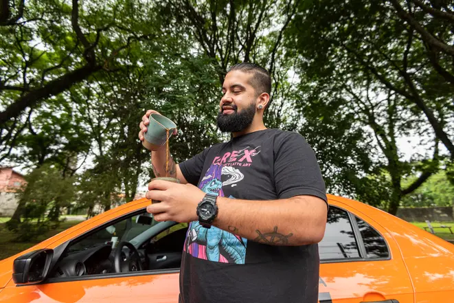 Caio Bohrer, taxista há quatro anos, passa café na hora para os passageiros. Foto: Fernando Zequinão/Gazeta do Povo