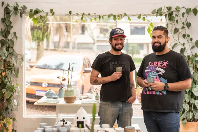 Os irmãos Cauê e Caio no ateliê e loja da En Torno Cerâmica, um dos pontos de apoio em que Caio reabastece a garrafa térmica. Foto: Fernando Zequinão/Gazeta do Povo