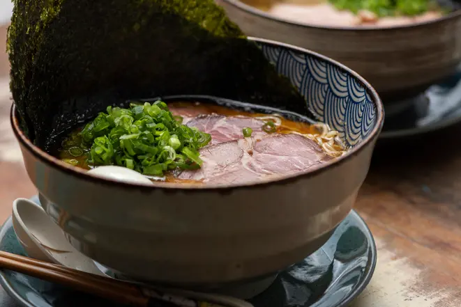 Lámen do Kitsune, com caldo de porco, udon, ovo de gema mole, algas e vegetais. Foto: Fernando Zequinão/Gazeta do Povo