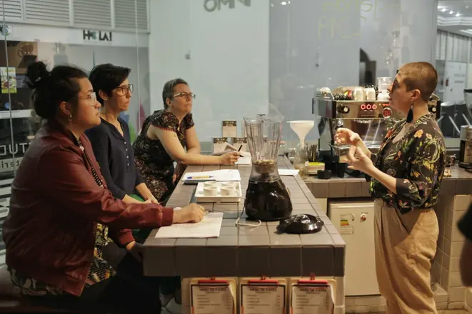 Curso de leites vegetais na Argenta Cafés tem explicação teórica e degustação. Foto: Apneia Filmes/Divulgação