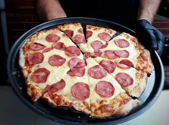 Pizza de calabresa da Pizza Boros. Foto: Divulgação