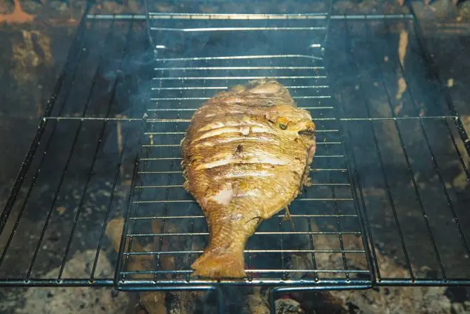 A chef Eva dos Santos ensina passo a passo como preparar um peixe grelhado na brasa.