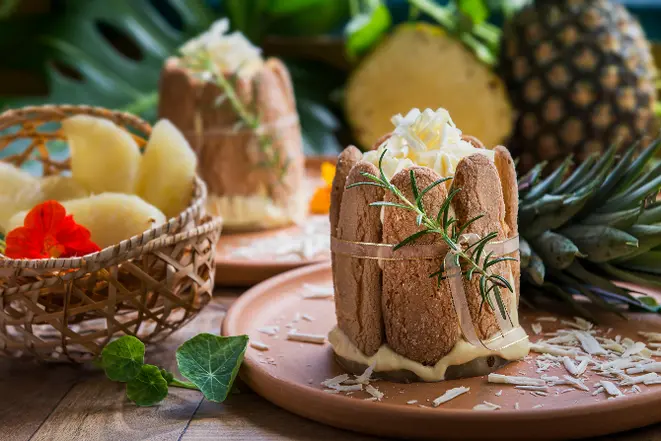 GAZETA DO POVO<br>EDIÇÃO SEMANAL, DE 30/11 A 6 DE DEZEMBRO DE 2019<br>1<br>gazetadopovo.com.br/bomgourmet<br>facebook.com/gpbomgourmet<br>instagram.com/gpbomgourmet<br>Letícia Akemi/Gazeta do Povo<br>Em preparos doces, o abacaxi traz frescor e equilibra os sabores. Foto: Letícia Akemi/ Gazeta do Povo