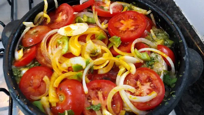 Tudo pronto, na panela. Agora é só acender o fogo e aguardar pelo melhor sabor da Moqueca capixaba.