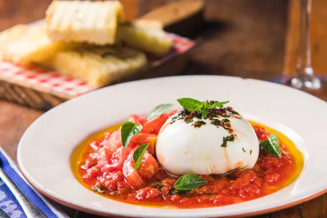 Burrata da Mozzarellart, feita com leite de Witmarsum, e tomates de Jandaia do Sul, ambos municípios paranaenses. Azeite de oliva e farinha de trigo da focaccia são importadas da Itália. Foto: Divulgação