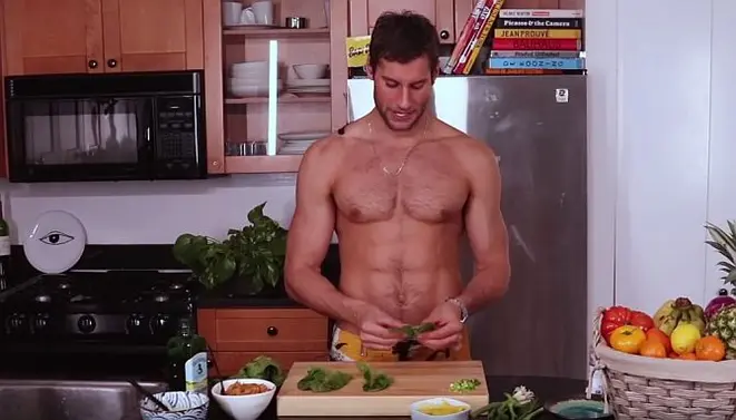 O cozinheiro e modelo peruano Franco Noriega, conhecido como o chef mais gato do mundo, vai abrir um quiosque com comidas de seu país de origem em Ipanema, no RJ. Foto: Reprodução YouTube