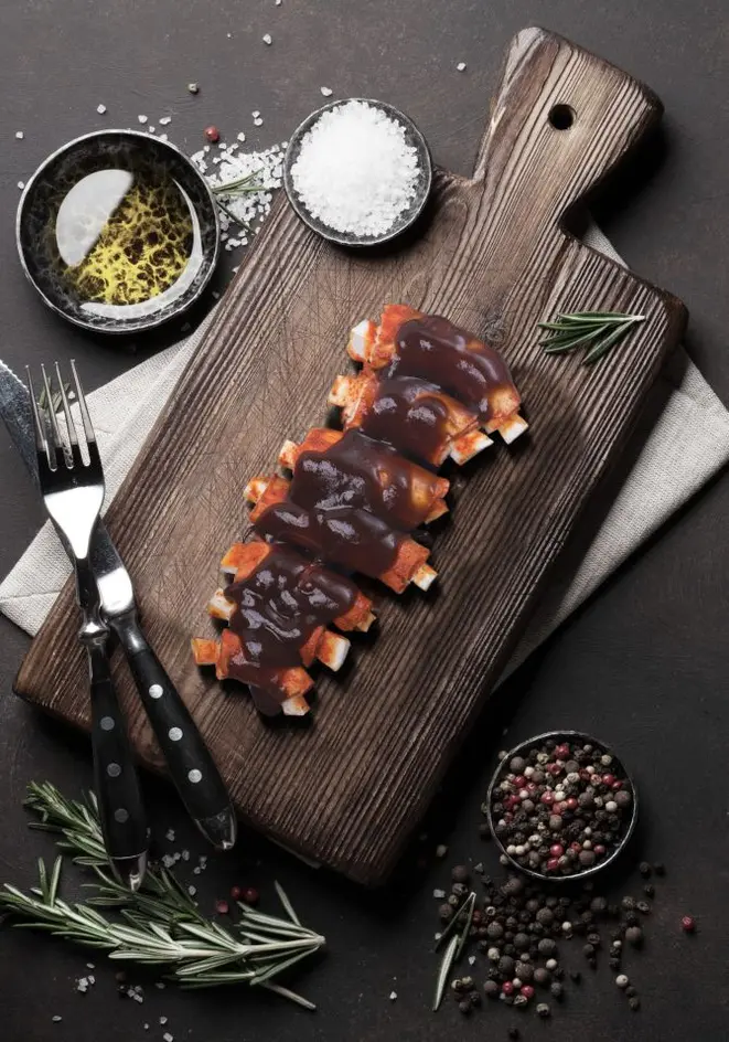 Mushroom ribs do No Bones - The Vegan Butcher Shop. Os cogumelos são moldados no formato da tradicional costelinha de porco defumada. Foto: Divulgação