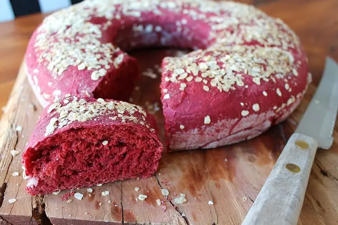 Pão de beterraba preparado pelo Coletivo Mão na Terra. Foto: Divulgação