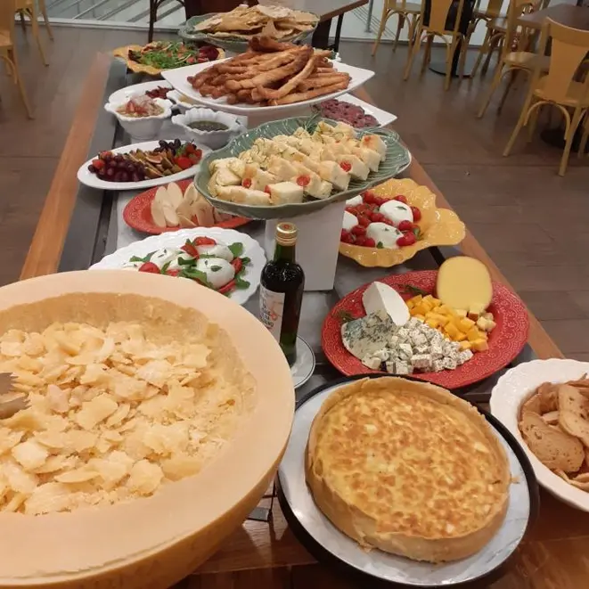 Mesa de frios no happy hour do Pecorino. Foto: Divulgação