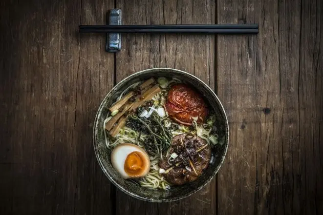 De origem chinesa, o lámen (ou rāmen) se tornou um dos pratos mais tradicionais no Japão. É servido em uma tigela com um caldo rico, macarrão e ingredientes que podem variar entre si. Ovo cozido e chashu (fatia fina de carne de porco) aparecem com frequência na composição. Foto: Letícia Akemi / Bom Gourmet