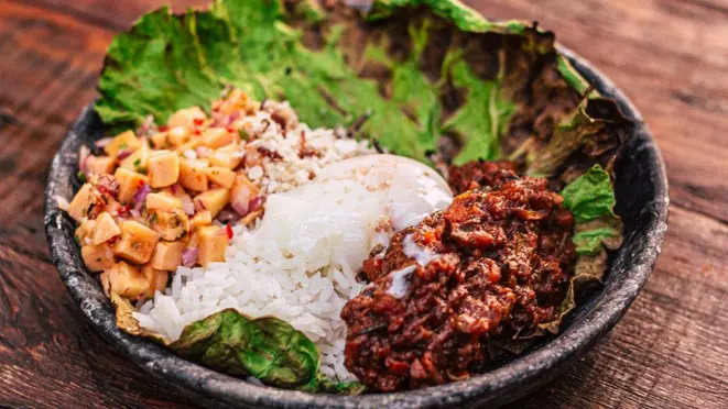 Picadinho de vó, com tartar de banana, arroz, couve crocante e ovo perfeito.