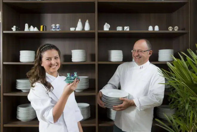 Os chefs Celso e Gabriela Freire, pai e filha, no espaço Celso Freire Gastronomia.