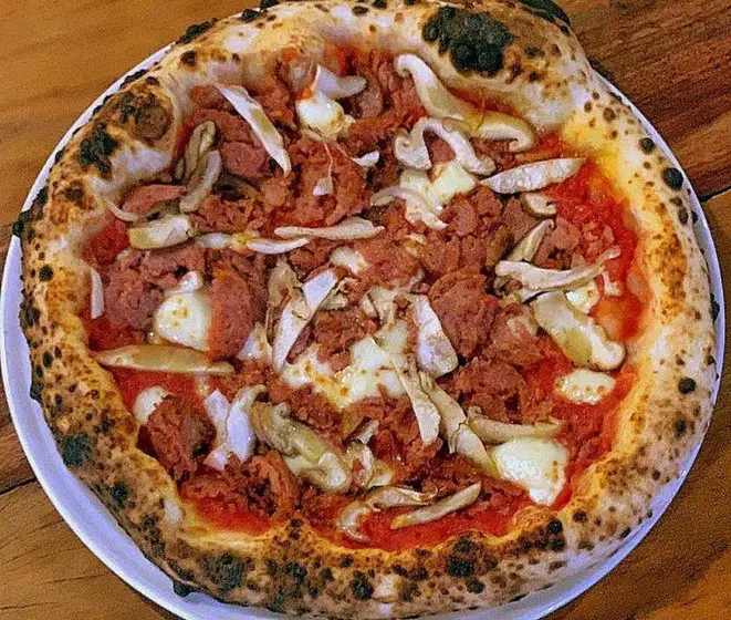Pizza de calabresa Alegra com cogumelos frescos, feita pelo chef Jorge Mariano especialmente para o blog.