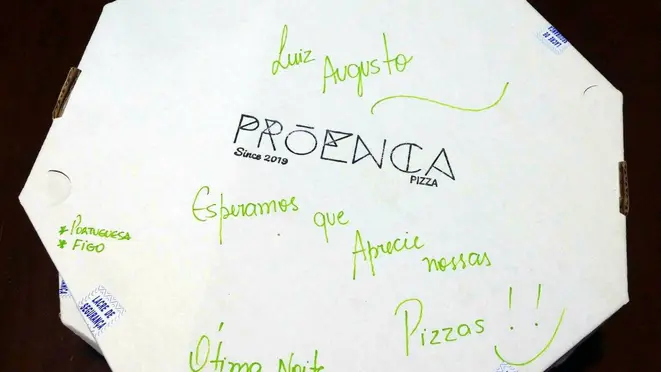 Cada pizza chega na casa do cliente com a embalagem personalizada, contendo os sabores e uma mensagem especial.