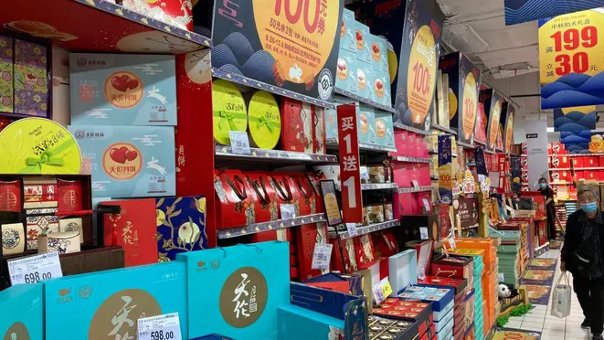 Como os panetones, os moon cakes neste período festivo do ano pode ser encontrado em hipermercados, butiques, lojas especializadas e caseiros.