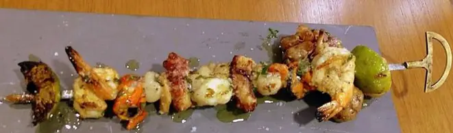 A Espetada del mar - com camarões, mariscos, vieiras, polvo e lagosta.
