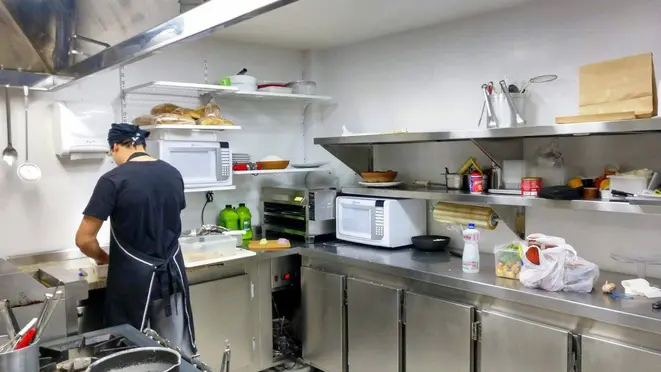 A nova cozinha da Taberna do Eliseu. Com mais espaço e mais gente trabalhando.
