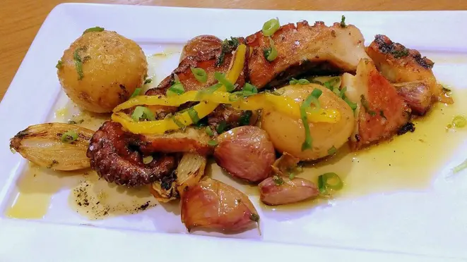 Polvo espanhol (Galicia): Polvo grelhado, batatas ao murro, alho assado, echalote e pimentão - aqui apenas uma porção degustação.