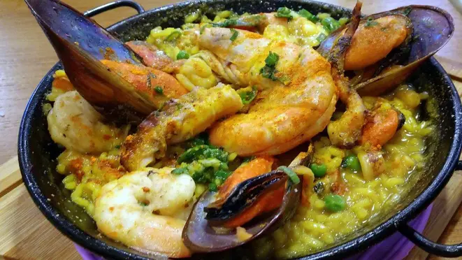 Paella de frutos do mar com arroz bomba e açafrão - novidade do cardápio.