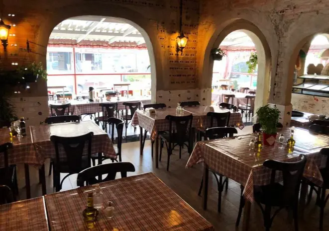 Os salões do novo Italy Caffé são largos e espaçosos.