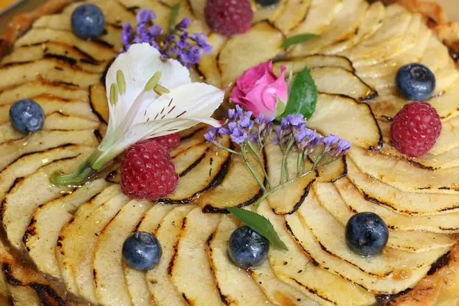 A torta de maçã super florida é uma das opções de sobremesa da Marcolini. Foto: Reprodução/Instagram
