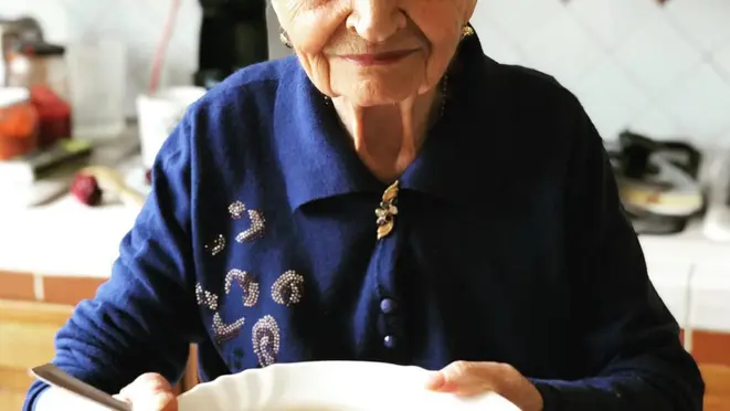 Dona Concetta, 101 anos, ensina como fazer raschiatelli, um tipo de massa.