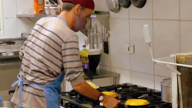 Recheio escolhido, as batatas já ganham forma e daqui a pouco estarão prontas.
