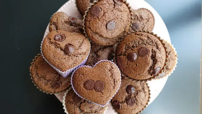 A abobrinha pode ser transformada em salada, acompanhar a proteína e até se transformar em ingrediente para o bolo de chocolate.