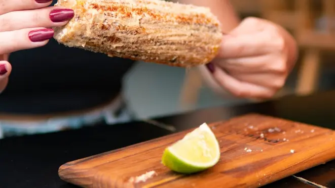 Elotes mexicanos são milhos cobertos de maionese temperada. Divulgação/Cubano
